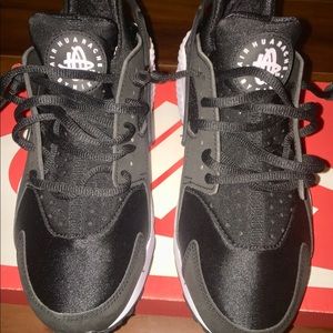 💥New Woman’s Nike Air Huarache Run Black